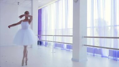 Bale sınıfında balerin gösterileri bale dans elemanı epaulement Croise.