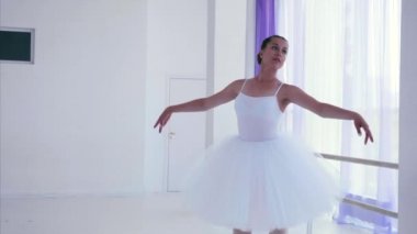 Beyaz tutu ve pointes balerin bale sınıfında dans dönüyor.