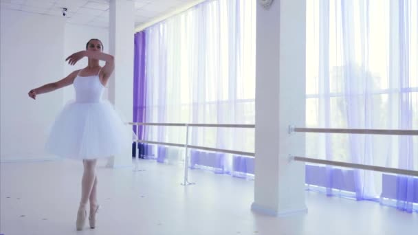 Ballerina performances ballet dance element epaulement croise in ballet class. — Stock Video