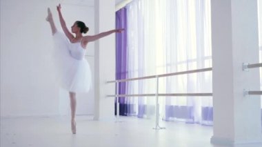 Beyaz tutu performansları klasik bale dans elemanları Balerin