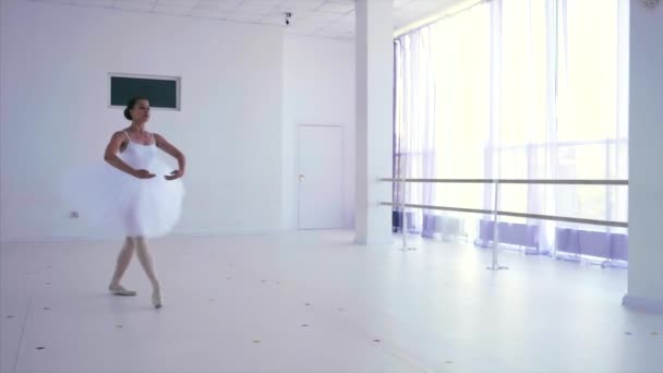Bailarina está pulando fazendo grandes temps leve passe. Divide-se no ar . — Vídeo de Stock