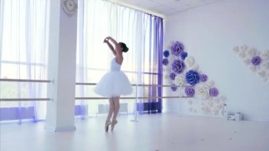 Balerin büyük temps leve geçmek yaparak atlıyor. Havada böler.