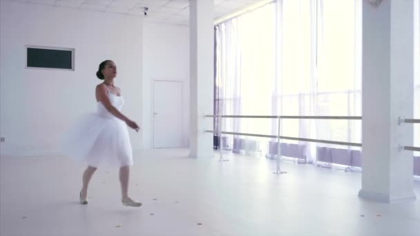 Ballerina hoppar upp gör Grand temps leve passe. Splittringar i luften. — Stockvideo