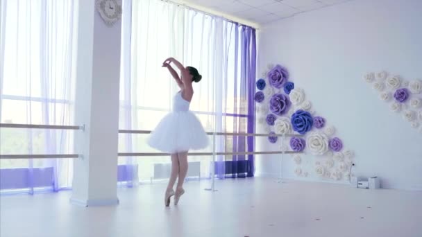 Bailarina está pulando fazendo grandes temps leve passe. Divide-se no ar . — Vídeo de Stock