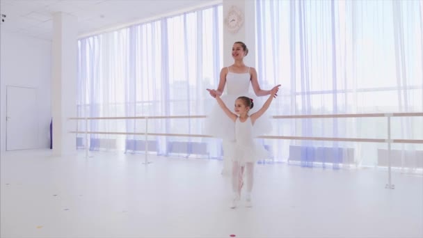 Ballet teacher with little girl training steps on tiptoe in pointes hold hands. — Stock Video