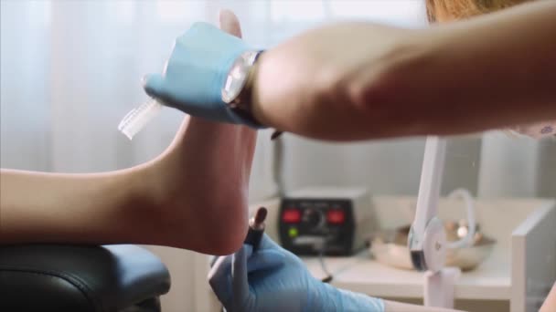 Pedicurist Master verwijdert oude huid op klanten hak maken van hardware pedicure. — Stockvideo