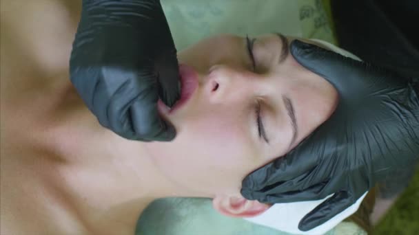 Fisioterapeuta está fazendo massagem facial trabalhando na mandíbula das mulheres na clínica de beleza — Vídeo de Stock