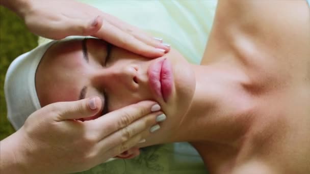 Massagem facial anti-envelhecimento para mulher jovem no centro de spa cosmetologia . — Vídeo de Stock