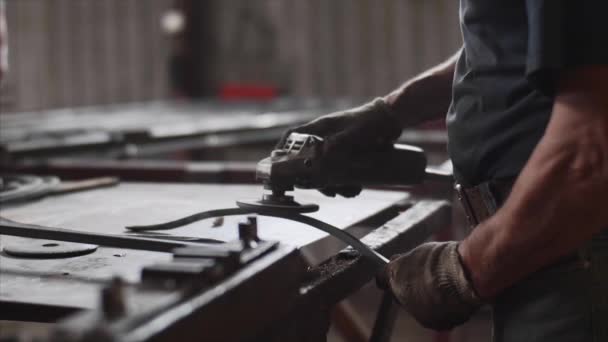 Cerrajería muele detalle de metal utiliza amoladora angular en tienda de montaje en cámara lenta . — Vídeos de Stock