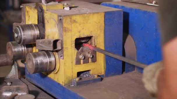 forgeron met barre métallique avec bord rouge chaud dans la machine de forgeage d'art dans la forge .