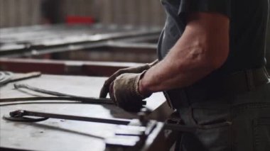 Master metal yapıların üretimi için işyerinde vice metal çubuk virajlı.