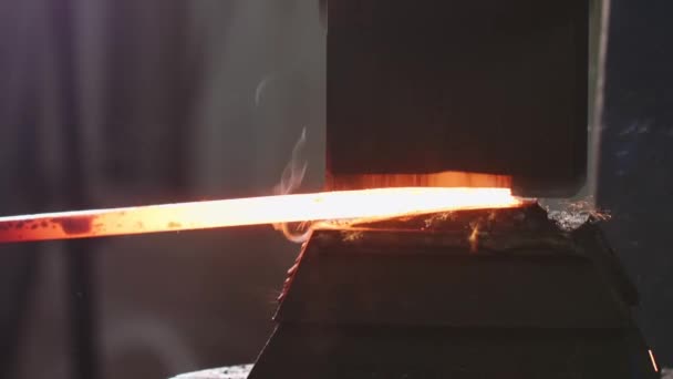 Herrero que utiliza la máquina del martillo para formar el blanco caliente del metal en taller de la forja . — Vídeos de Stock