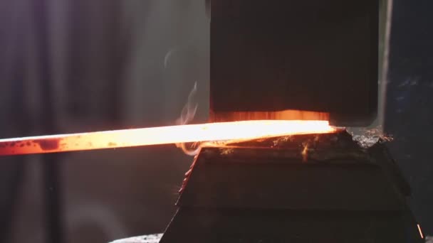 Herrero que utiliza la máquina del martillo para formar el blanco caliente del metal en taller de la forja . — Vídeo de stock