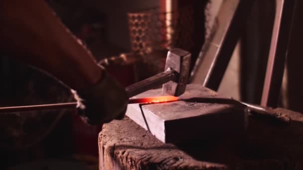 Smid het raken van hete metalen bar met massieve hamer op aambeeld in slow motion. — Stockvideo