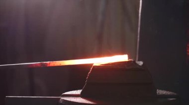 Demirci forge atölyesinde sıcak metal boş şekillendirme için çekiç makinesi kullanarak.