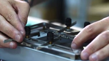 Tamircilerin elleri, onarım ve lehim elemanlarıiçin küçük yonga setini tam tersi şekilde kavrar.