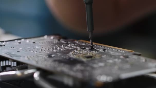El técnico de PC atornilla el chipset de la tarjeta gráfica al ventilador que la instala . — Vídeos de Stock