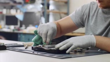 Tamirci atölyede termal macun koyarak grafik yonga seti işlemci silikler.