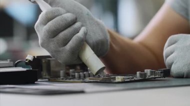 Pc teknisyeni onarım tüpten grafik kartı işlemci termal macun koyar.