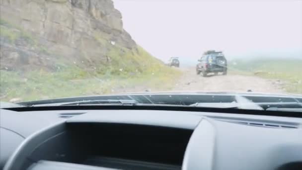 山のジープ、ジープや岩のオフロード車のフロントガラスからの眺め. — ストック動画