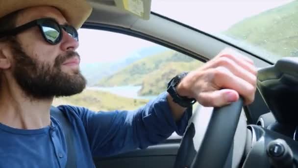 Şapkalı adam araba sürüyor ve inanılmaz dağ vadisi ve nehir de seyahat. — Stok video
