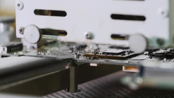 Extracción e instalación de chip de vídeo en la placa base en la máquina de estación de soldadura . — Vídeo de stock