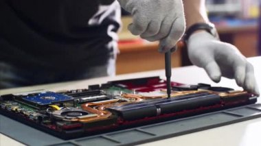Masadaki tamir atölyesinde dizüstü bilgisayarın elektronik ana detach akümülatör.