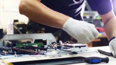 Profesyonel teknisyen atölyede tamir monoblok sabit disk detaches.