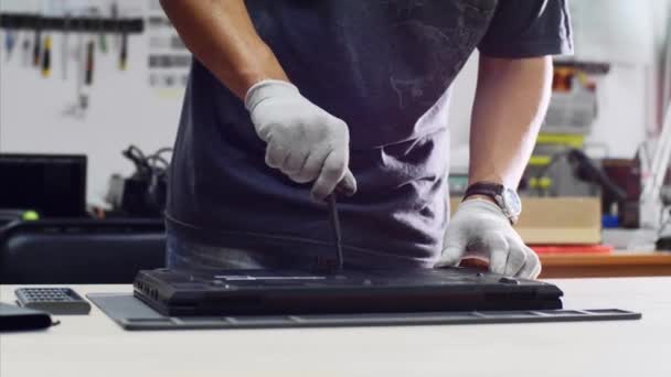 Técnico recoge portátil después de reparación tornillos tapa acabados actualización en el taller . — Vídeos de Stock