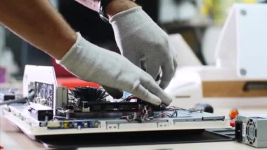 Elektronik teknisyeni onarım atölyesinde ram belleği monobloktan ayırın.
