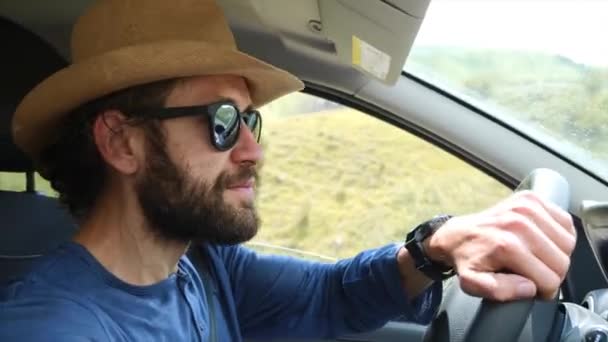 L'homme parle sur talkie walkie pendant la conduite de voiture hors route dans la vallée de la montagne . — Video