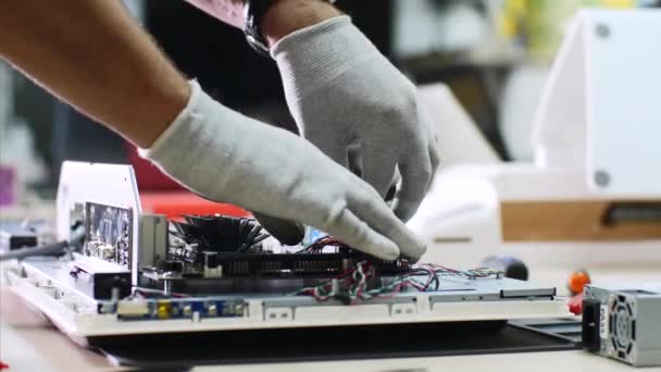 Elektroniker lösen Rammspeicher aus Monoblock in Reparaturwerkstatt. — Stockvideo