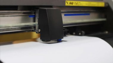 Tipografide kendi kendine yapışkan film kesen endüstriyel modern plotter makinesi.