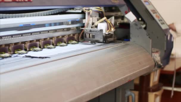 Druckverfahren der industriellen Inkjet-Druckmaschine mit ciss-System. — Stockvideo