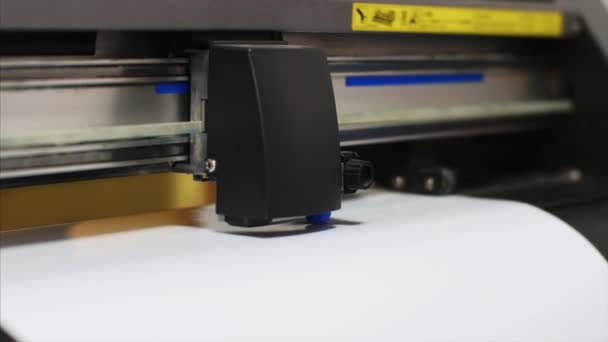 Современный промышленный плоттер для резки самоклеющейся пленки в типографии . — стоковое видео