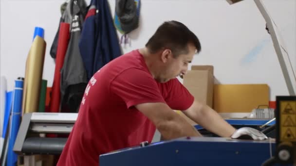 Impresión de trabajadores de tipografía en imprenta moderna en hojas grandes en taller . — Vídeos de Stock