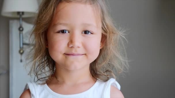 Portrait of little child girl is showing her lost milk tooth and smiling — Stock Video