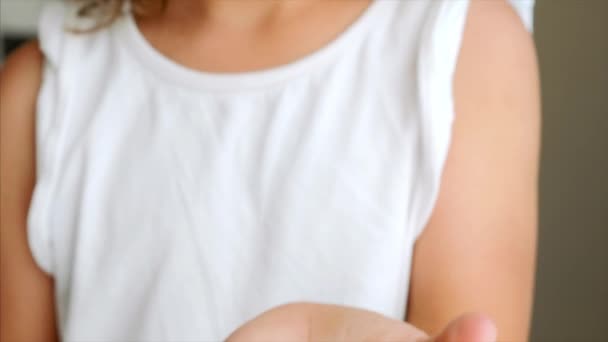 Retrato de niña está mostrando su diente de leche perdido y sonriendo — Vídeos de Stock