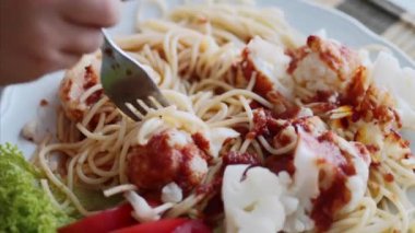 Bir çocuk kız spagetti yakın çekim yiyor