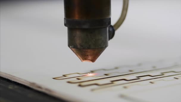 Industrial laser is cutting a pattern on a plywood sheet — Stock Video