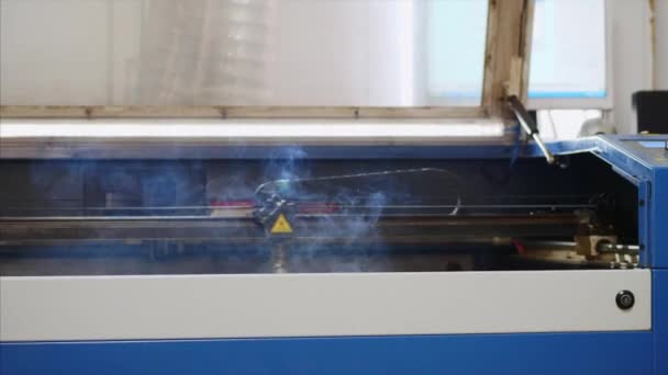Coupeur laser industriel fonctionne . — Video