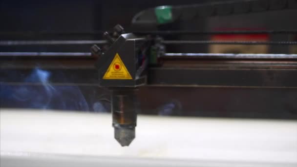 Průmyslová laserová fréza pracuje. — Stock video