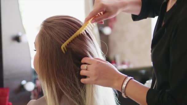 Eine junge Frau ist beim Friseur. — Stockvideo