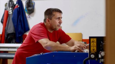 Modern bilgisayarlı matbaada çalışan baskı ofisinde ki adam işçi.