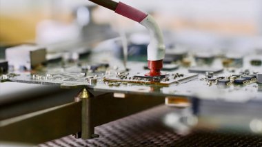 Lehimleme istasyonu makinesinde işlemciyi anakarttan kaldırır.