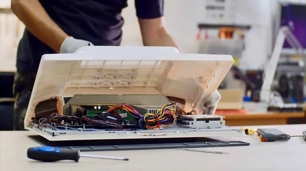 Reparador examina monobloque ordenador elimina desenrosca la tapa trabaja en taller . — Foto de Stock