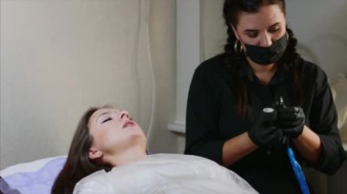 Ana işlemden önce kalıcı makinenin clipcord kol sabitleme.