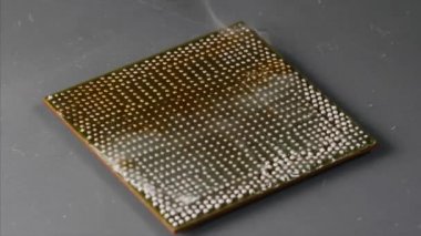 Lehim demiri ile reballing, Erime topları kaldırma, yakın çekim.