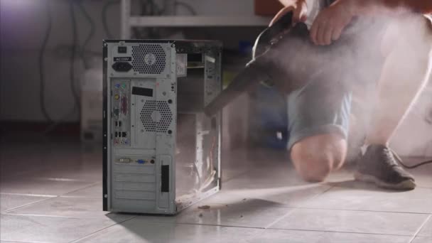 Een man met een stofzuiger is het schoonmaken van de computer. Preventie service concept — Stockvideo