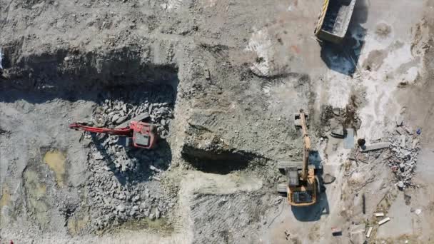 Raupenbagger auf der Baustelle übergibt Boden an den Lader. — Stockvideo